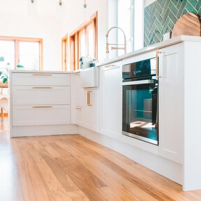 Renovamos la cocina, pero low cost con este suelo efecto madera y de bajo mantenimiento que se instala sin obras