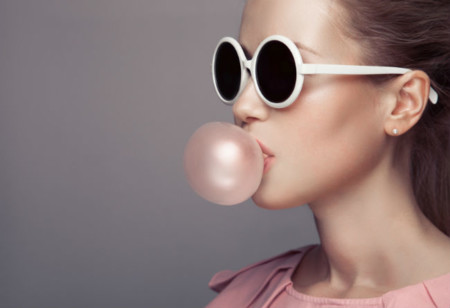 Efectos que desencadena masticar chicle después de comer