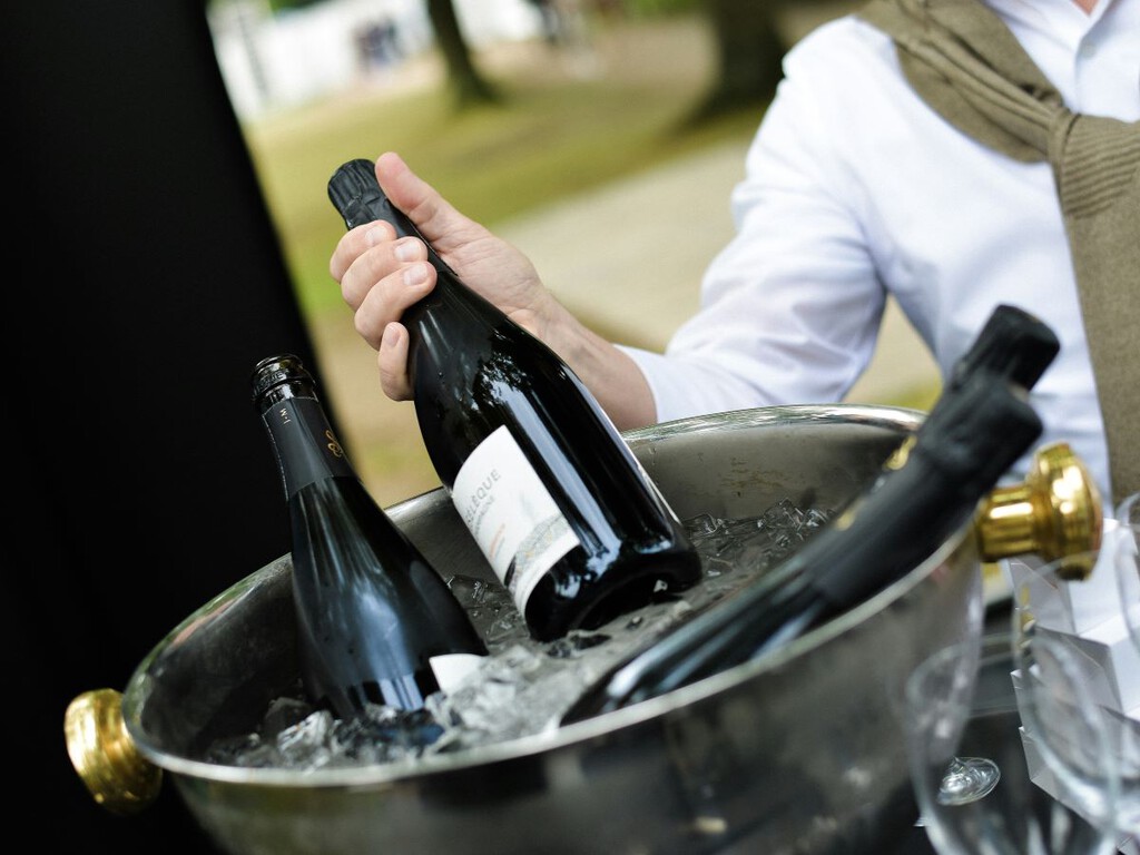 La mejor forma de mantener las bebidas frías, según los expertos, no es solo con hielo: “Nunca sirvas las botellas sin añadir agua”