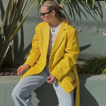 Para días grises, chubasquero amarillo: este de Helly Hansen viene con capucha para la lluvia y cuesta menos de 50 euros