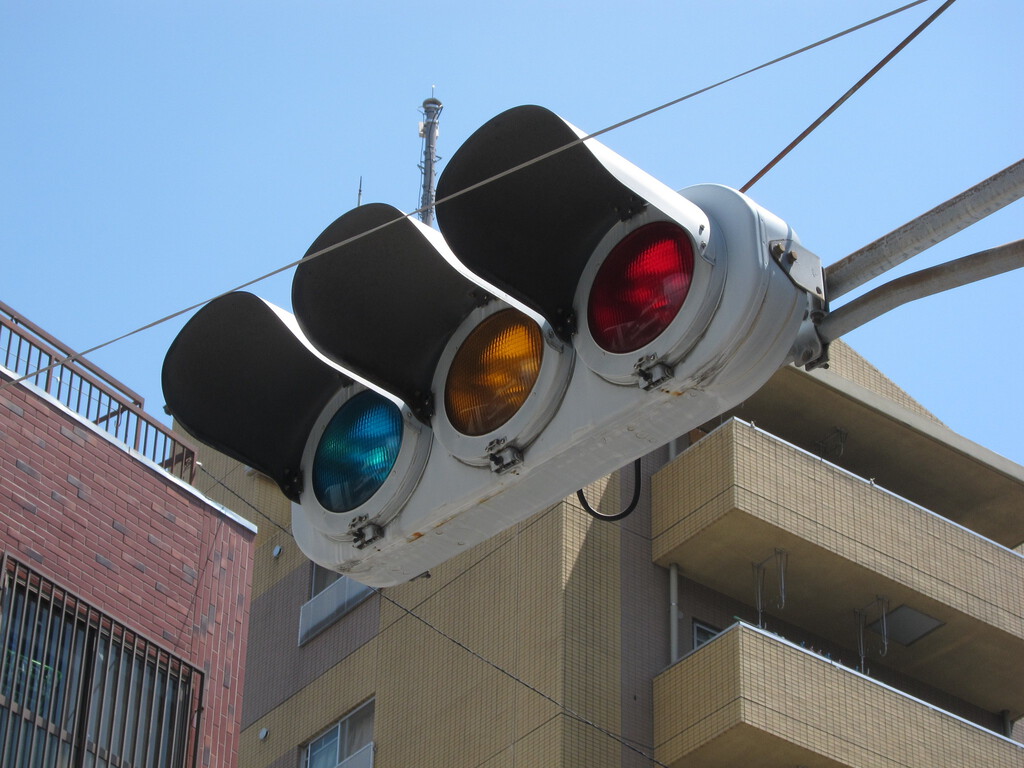 Todos sabemos que el verde es para avanzar en los semáforos. Menos Japón, que defiende que el verde es en realidad azul