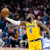 ¿El único hombre que no grabó con su móvil la canasta histórica de LeBron James? El fundador de Nike, claro