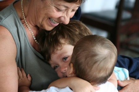 Abuela con nietos
