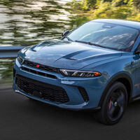 El primer Dodge electrificado de la historia es un modelo mítico que se rinde a la moda SUV, y es primo del Alfa Romeo Tonale