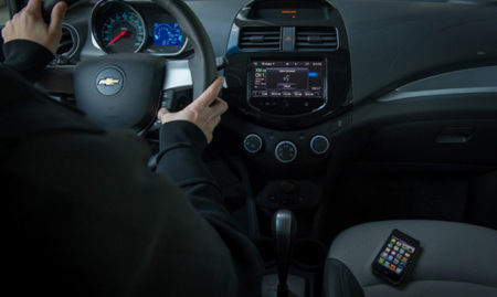 General Motors será el primer fabricante en integrar en sus coches la función "ojos libres" de Siri
