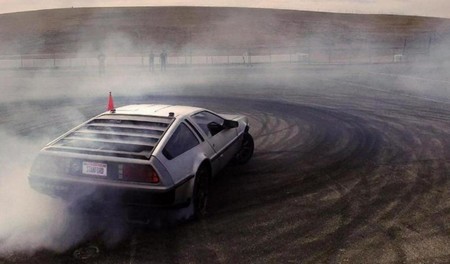 Video: este DeLorean no vuela, pero hace drift de forma autónoma