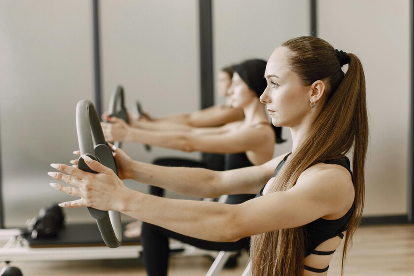 Trabaja más intenso en tus prácticas de Pilates o yoga con este conjunto de aro y banda que tiene rebaja en Decathlon
