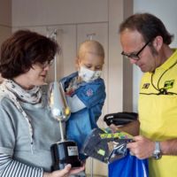 Valentino Rossi hace muy feliz con un simple gesto a un niño enfermo de cáncer 