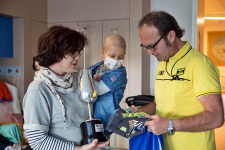 Valentino Rossi hace muy feliz con un simple gesto a un niño enfermo de cáncer