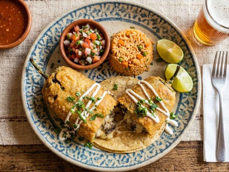 Cómo hacer chiles poblanos rellenos de champiñones con queso y un toque de cerveza: receta fácil y en menos de 30 minutos