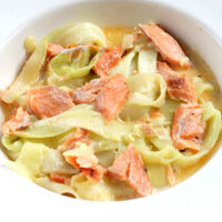 Falsos tallarines de calabacín con salmón. Receta para que los niños coman verdura y les encante