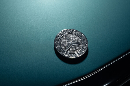 Mercedes-Benz 500 SL R107 badge
