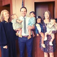 Una curiosa historia de adopción: padres de cuatro niñas en 24 horas