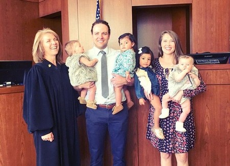 Una curiosa historia de adopción: padres de cuatro niñas en 24 horas