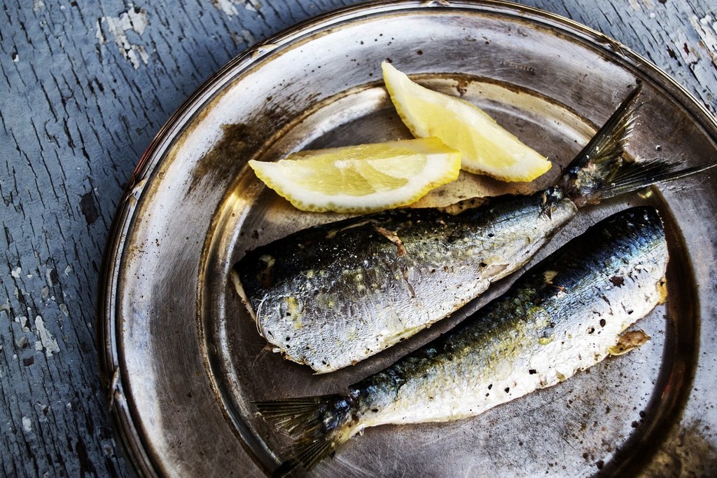 Con el verano llegan las mejores sardinas: cinco formas de prepararlas y los cinco utensilios necesarios para cocinarlas