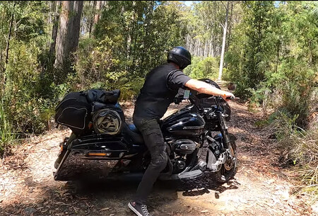 Hacer trail con una Harley-Davidson de 366 kg es posible, aunque este vídeo demuestra que no es buena idea