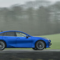 Se gastaron un dineral en un coche de hidrógeno que no podían usar. Ahora han demandado a Toyota y al propio Estado por fraude 