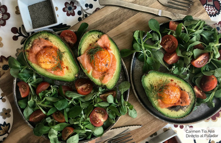 Aguacates al horno rellenos de salmón y huevo, receta con vídeo incluido