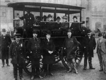 Primer coche de policía