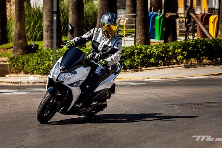 Probamos el SYM Jet14 125 LC, un scooter urbano, resolutivo y mejorado por 2.799 euros