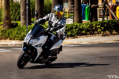 Probamos el SYM Jet14 125 LC, un scooter urbano, resolutivo y mejorado por 2.799 euros