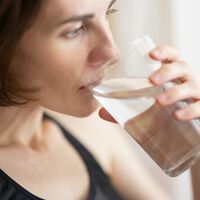 Creíamos que el estrés era solo psicológico. La ciencia demuestra que también depende de la cantidad de agua que bebes 