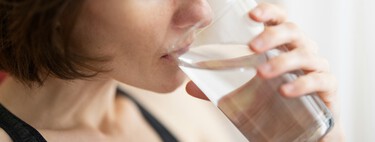 Creíamos que el estrés era solo psicológico. La ciencia demuestra que también depende de la cantidad de agua que bebes 