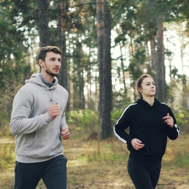 Los hombres pueden caminar más que las mujeres y sentirse menos agotados por una razón: la evolución así lo quiso