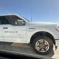 Parece que Elon Musk no confía en su Cybertruck para tareas de su empresa espacial: Space X usa la pick-up eléctrica de Ford