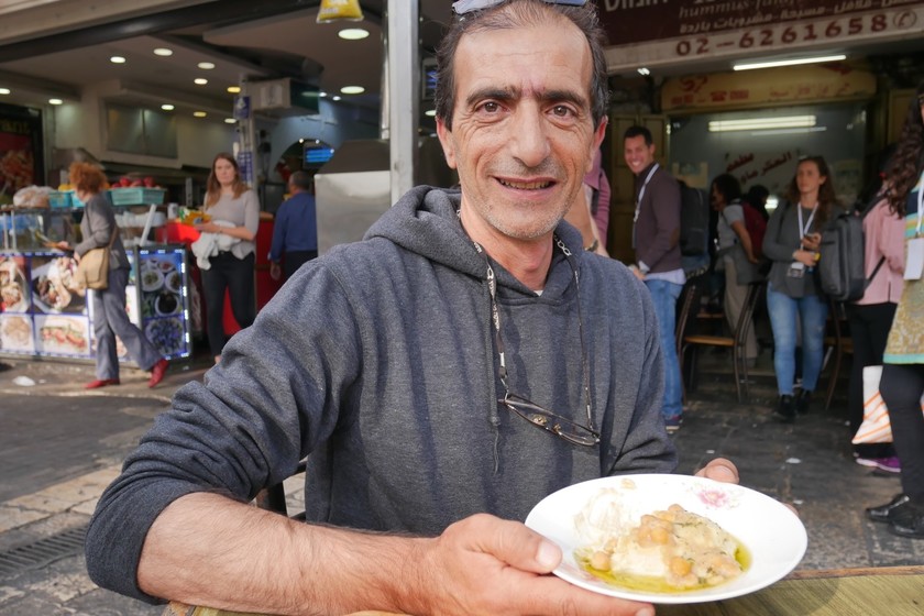 Mohammad Ikermawi hace uno de los mejores hummus de Jerusalén, y tiene dos secretos que no conoces para que quede perfecto