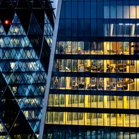 Las empresas de Fortune 100 llevan años imponiendo tendencias culturales globales... ahora muchas empujan el regreso a la oficina