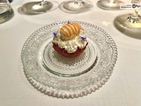 Bizcocho Con Chantilly Y Palodu Ademas De Caramelo De Miso Perfecto En El Contraste De Dulces Salados Y Texturas