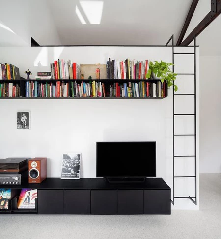 Lo mejor de un apartamento pequeño con techo alto, es la posibilidad de tener un altillo