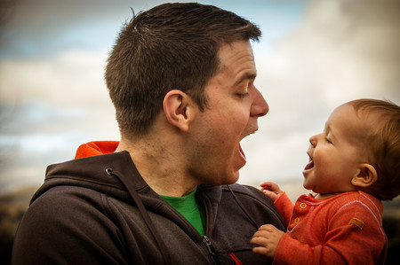 Los pediatras recomiendan que los papás pasen tiempo con sus hijos porque su manera de tratarlos es diferente a la de las mamás