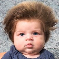 El bebé de nueve semanas con una abundante cantidad de pelo que se ha vuelto viral