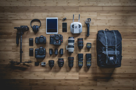 El Knolling, qué es y cómo iniciarse en la fotografía de objetos meticulosamente ordenados