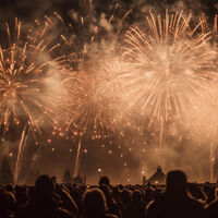 La IA empieza a engañarnos: una multitud de gente fue a ver unos fuegos artificiales en Nochevieja que no existían  