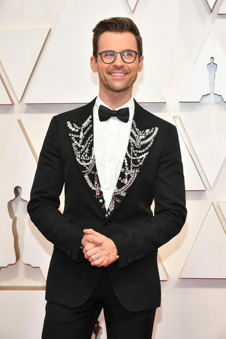 Brad Goreski adopta el drama en la solapas de su look para los premios Óscar