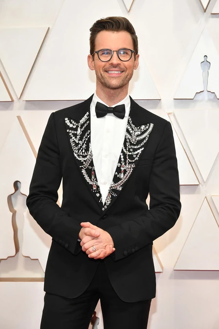 Brad Goreski adopta el drama en la solapas de su look para los premios Óscar