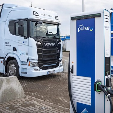 Sin darnos cuenta, Alemania se está convirtiendo en el paraíso del camión eléctrico y la razón es clara: la lucha contra el tiempo