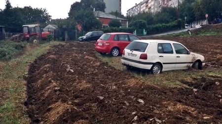 Un agricultor 'secuestra' tres coches en Lugo, o cuando la ciudad intenta colonizar al mundo rural