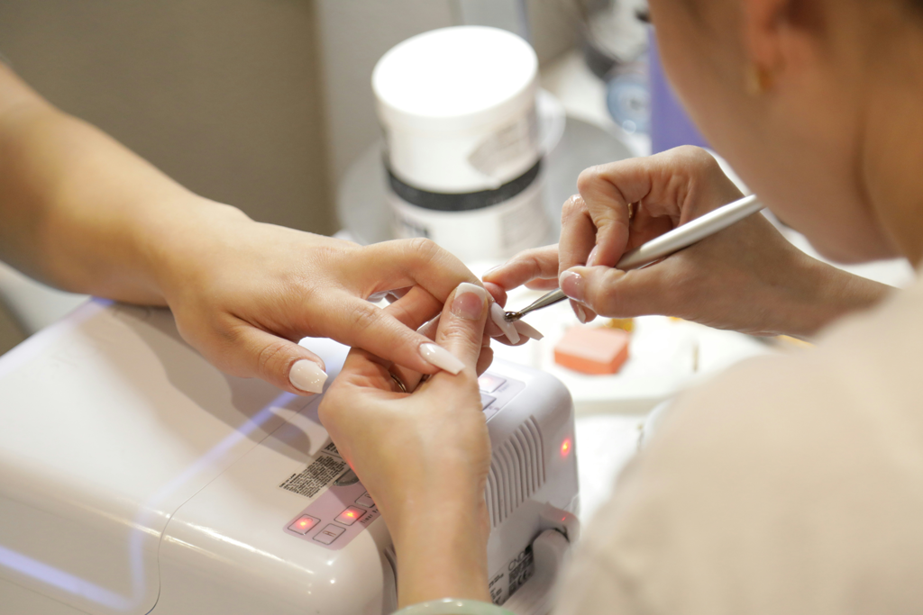La UE prohíbe dos químicos de los esmaltes semipermanentes: el mismo proceso que fijaba tu manicura ahora está bajo sospecha 