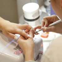 El truco que hacía que tus uñas resistieran tanto ya no se podrá usar en Europa: Bruselas lo ha vetado