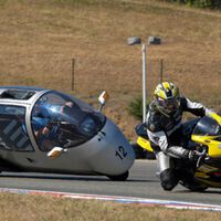 A BMW teve a ideia mais maluca de sua história: uma motocicleta carenada como uma cápsula e com oito rodas para evitar quedas 