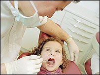 La amoxicilina dañaría el esmalte dental de los niños