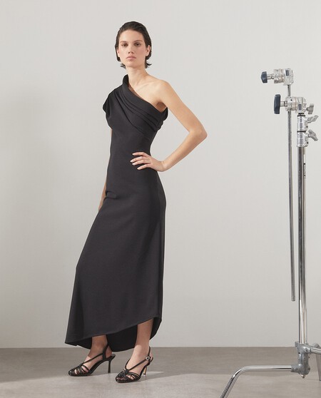 vestido negro asimétrico