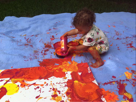 niña-dibujando-sobre-lienzo-blanco