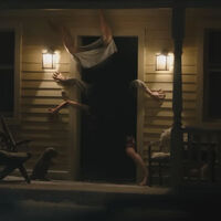 Una de las mejores escenas de la película de Resident Evil fue hecha enteramente por humanos: así grabó Zach Cregger esta maravilla horripilante 