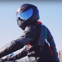 Limpiar el casco de la moto correctamente evitará que las bacterias monten una fiesta en su interior