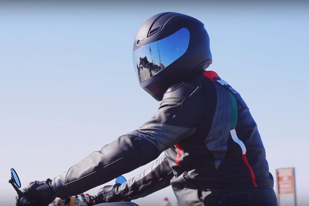 Limpiar el casco de la moto correctamente evitará que las bacterias monten una fiesta en su interior